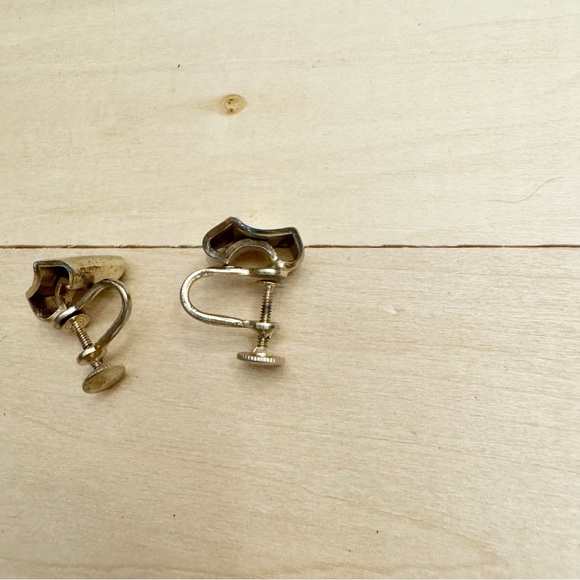 Vintage Signed Alice Gold Tone Screw Back Earrings 1940/50s - Picture 6 of 8
